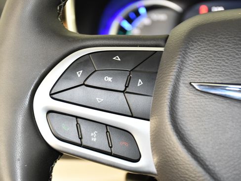 Used 2023 Chrysler Pacifica Limited FWD image 21
