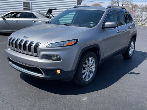 Used 2017 Jeep Cherokee Limited AWD/4WD image 2