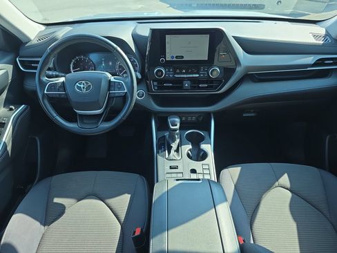Used 2024 Toyota Highlander LE AWD/4WD image 15