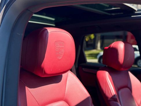 Used 2023 Porsche Cayenne Platinum Edition image 4