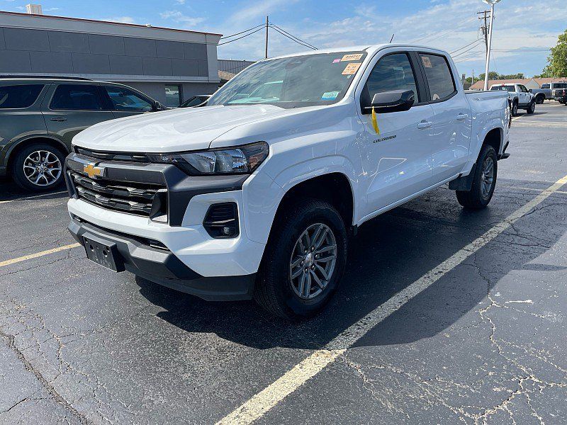 Used 2024 Chevrolet Colorado LT w/ LT Convenience Package II AWD/4WD image 2