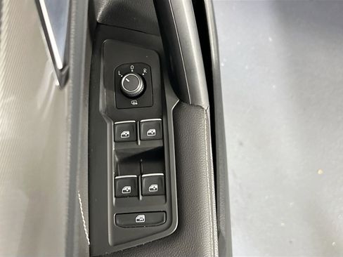 Used 2022 Volkswagen Tiguan SE AWD/4WD image 17