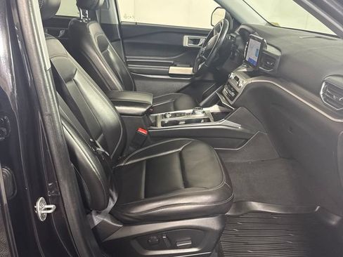 Used 2022 Ford Explorer XLT w/ Equipment Group 202A AWD/4WD image 17