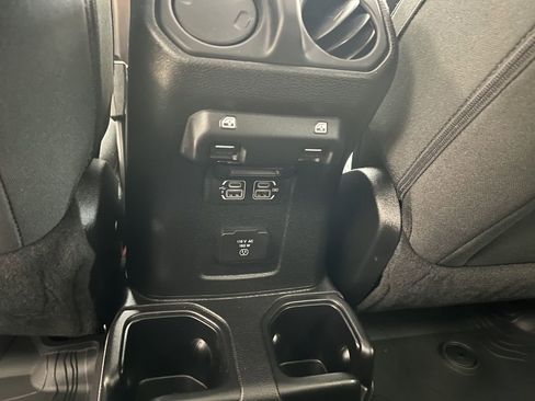 Used 2018 Jeep Wrangler Unlimited Sahara image 14