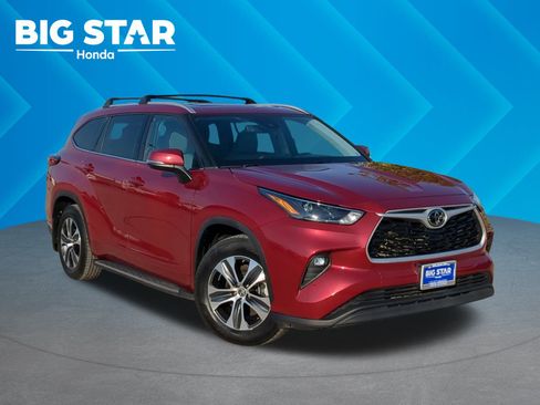 Used 2022 Toyota Highlander XLE image 1