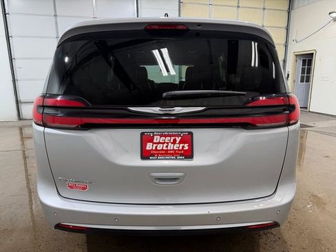 Used 2024 Chrysler Pacifica Touring-L image 6