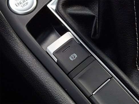 Certified 2022 Volkswagen Taos SE w/ Panoramic Sunroof Package image 28