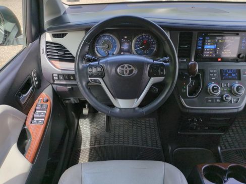 Used 2017 Toyota Sienna Limited Premium FWD image 16