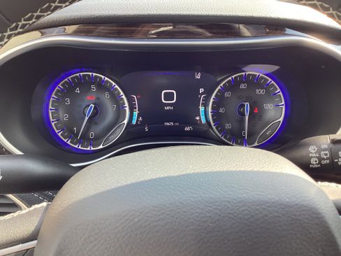 Used 2024 Chrysler Pacifica Limited image 20