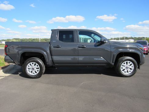 Used 2025 Toyota Tacoma SR5 image 5