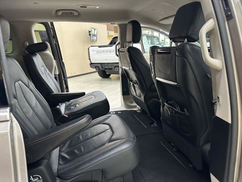 Used 2018 Chrysler Pacifica Touring-L Plus FWD image 41