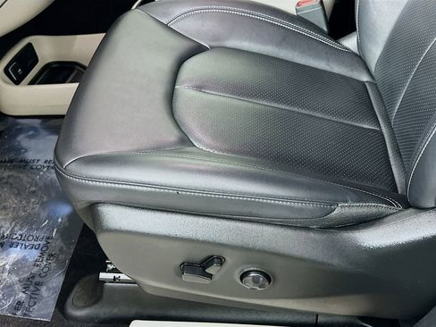 Certified 2024 Chrysler Pacifica Touring-L image 29