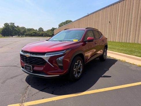 Used 2025 Chevrolet Trax LT w/ Driver Confidence Package FWD image 4