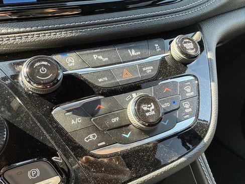 New 2025 Chrysler Pacifica Limited image 4