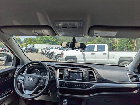 Used 2014 Toyota Highlander LE FWD image 19