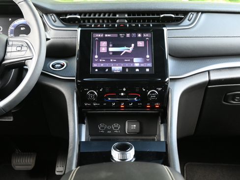 Used 2025 Jeep Grand Cherokee Laredo X w/ Luxury Tech Group I RWD image 26
