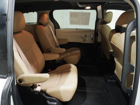 Used 2021 Toyota Sienna Limited image 19