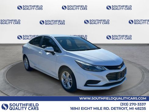 Used 2017 Chevrolet Cruze LT image 1