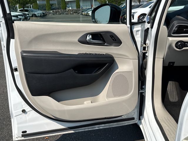 Used 2024 Chrysler Pacifica Limited FWD image 17