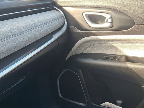 Used 2024 Jeep Compass Latitude image 31