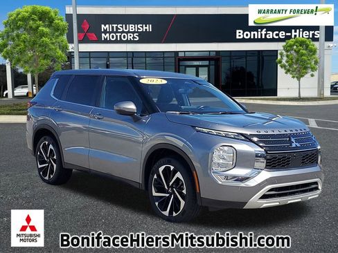 Used 2023 Mitsubishi Outlander SE image 1