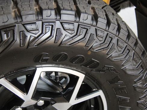 Certified 2024 GMC Canyon AT4X image 38