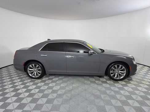 Used 2019 Chrysler 300 Limited RWD image 4