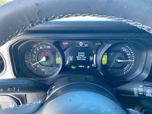 Used 2025 Jeep Wrangler Willys image 17