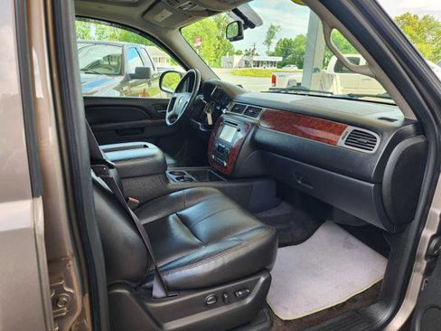 Used 2014 Chevrolet Suburban LT RWD image 19
