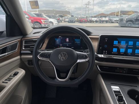 Used 2024 Volkswagen Atlas SE FWD image 16