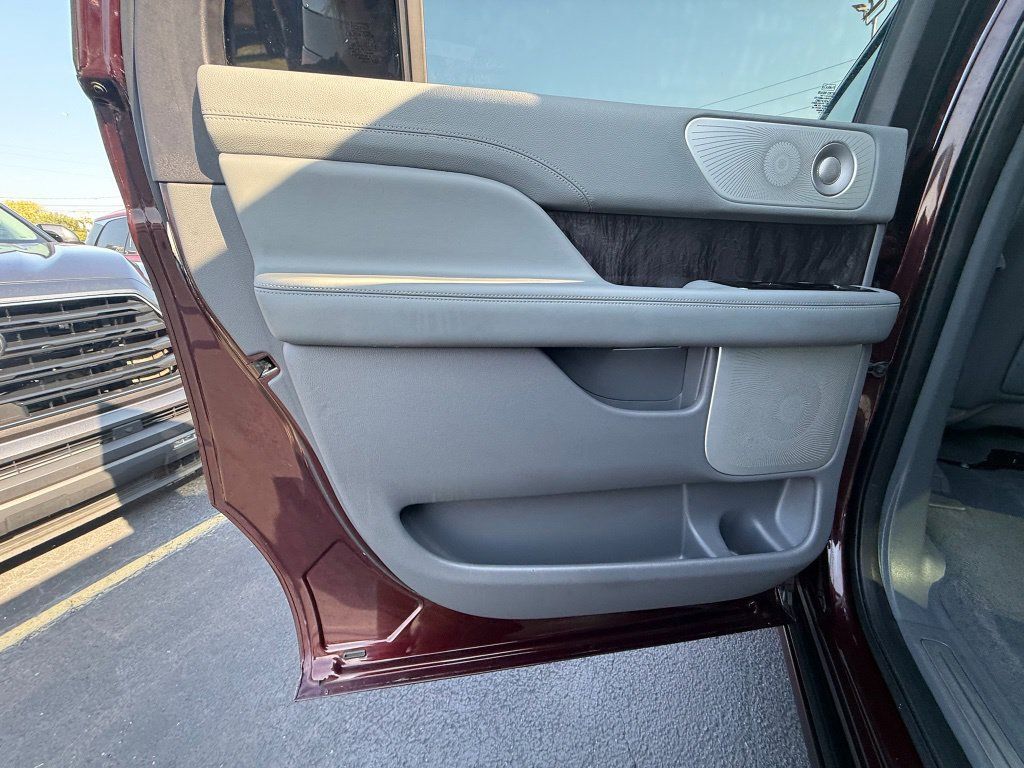 Used 2021 Lincoln Navigator L Reserve w/ Luxury Package AWD/4WD image 15