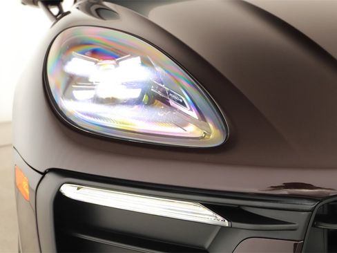 Used 2023 Porsche Macan Turbo image 33