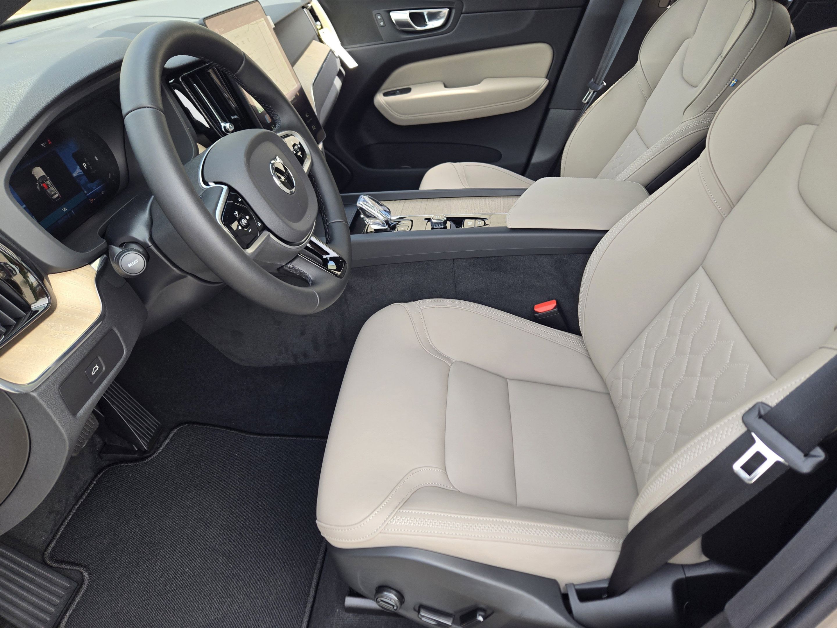 Used 2026 Volvo XC60 B5 Plus w/ Protection Package Premier AWD/4WD image 11