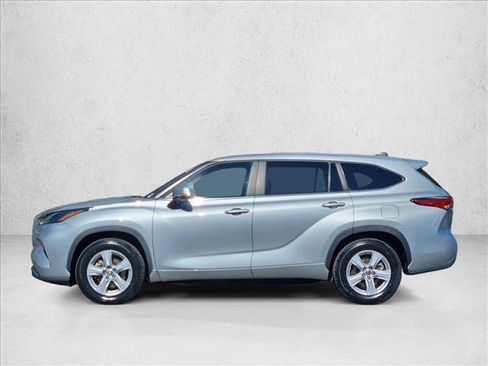 Used 2023 Toyota Highlander LE FWD image 5