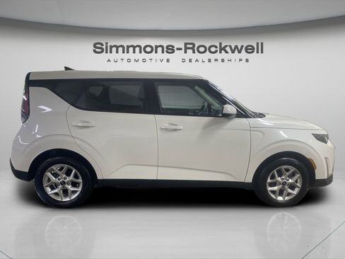 Used 2025 Kia Soul LX w/ LX Technology Package FWD image 6