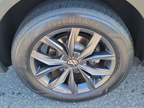 Used 2023 Volkswagen Tiguan SE w/ Panoramic Sunroof Package FWD image 5