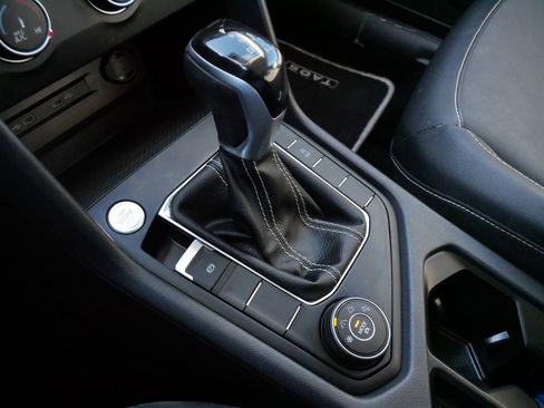 Certified 2022 Volkswagen Taos SE w/ Panoramic Sunroof Package image 24