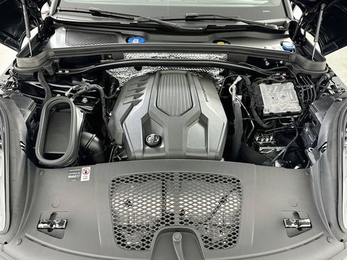 Certified 2026 Porsche Macan AWD/4WD image 31