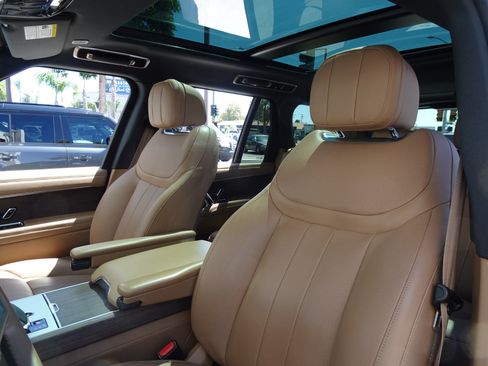 Used 2025 Land Rover Range Rover SE AWD/4WD image 12
