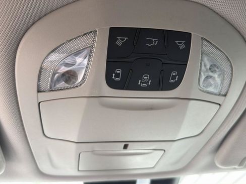 Used 2018 Chrysler Pacifica Touring-L FWD image 31