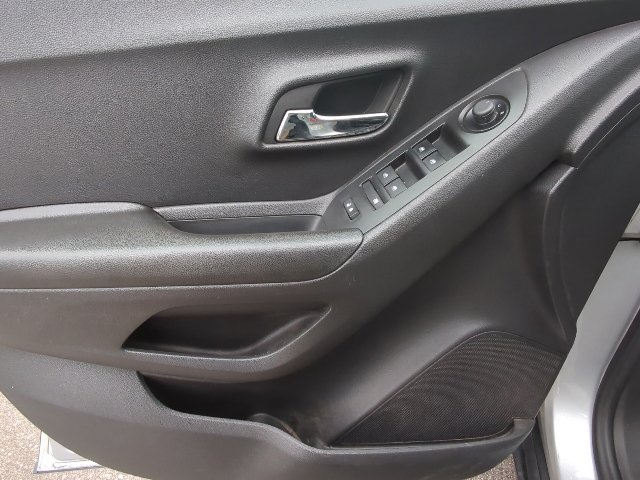 Used 2022 Chevrolet Trax LS w/ Tint and Cruise Package AWD/4WD image 11