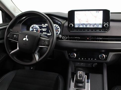 Used 2024 Mitsubishi Outlander SE Black Edition image 8