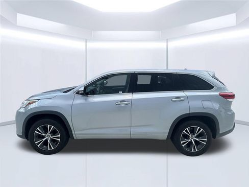 Used 2018 Toyota Highlander Plus w/ Carpet Mat Package (TMS) FWD image 6
