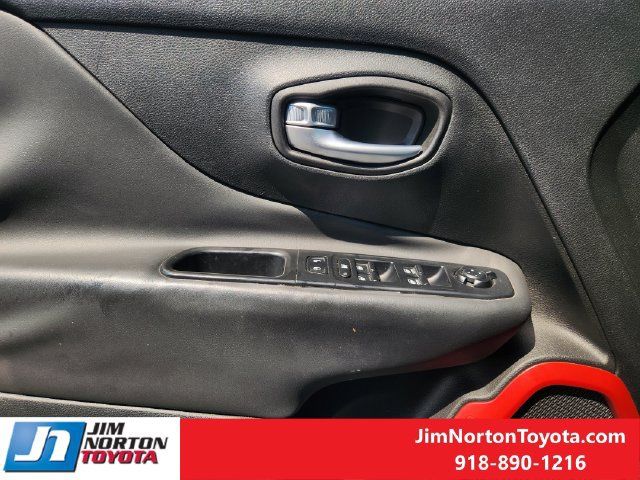 Used 2016 Jeep Renegade Trailhawk AWD/4WD image 24