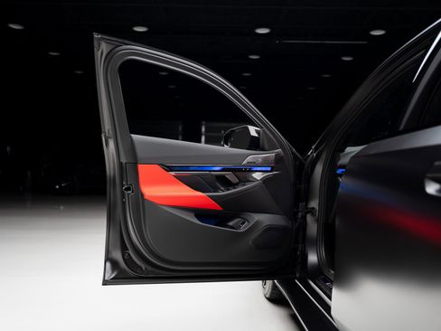 Used 2025 BMW M5 w/ Carbon Package image 57