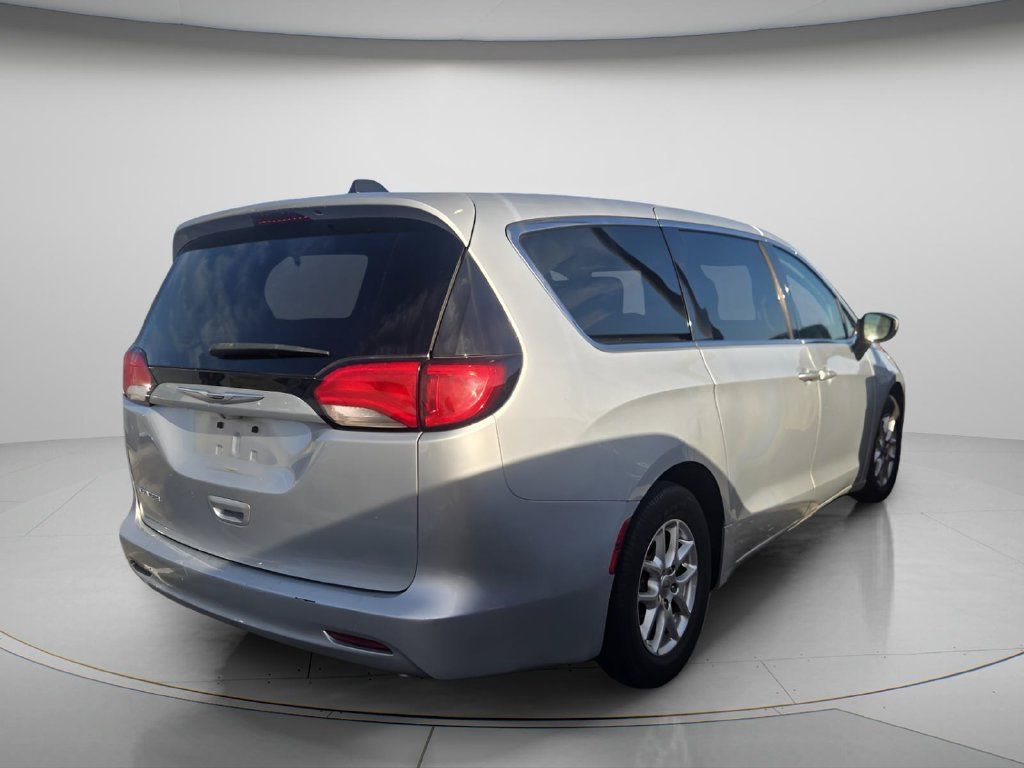 Used 2022 Chrysler Voyager LX FWD image 3