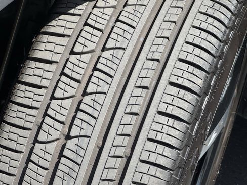 Used 2025 Volkswagen Tiguan SE FWD image 13