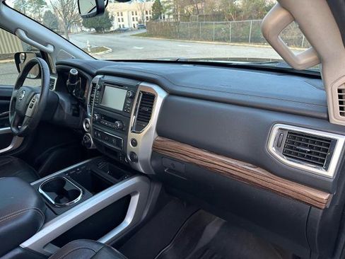 Used 2017 Nissan Titan SL image 10