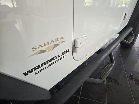 Used 2015 Jeep Wrangler Unlimited Sahara w/ Dual Top Group AWD/4WD image 27