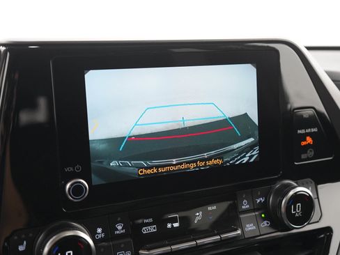 Used 2025 Toyota Highlander XLE AWD/4WD image 27